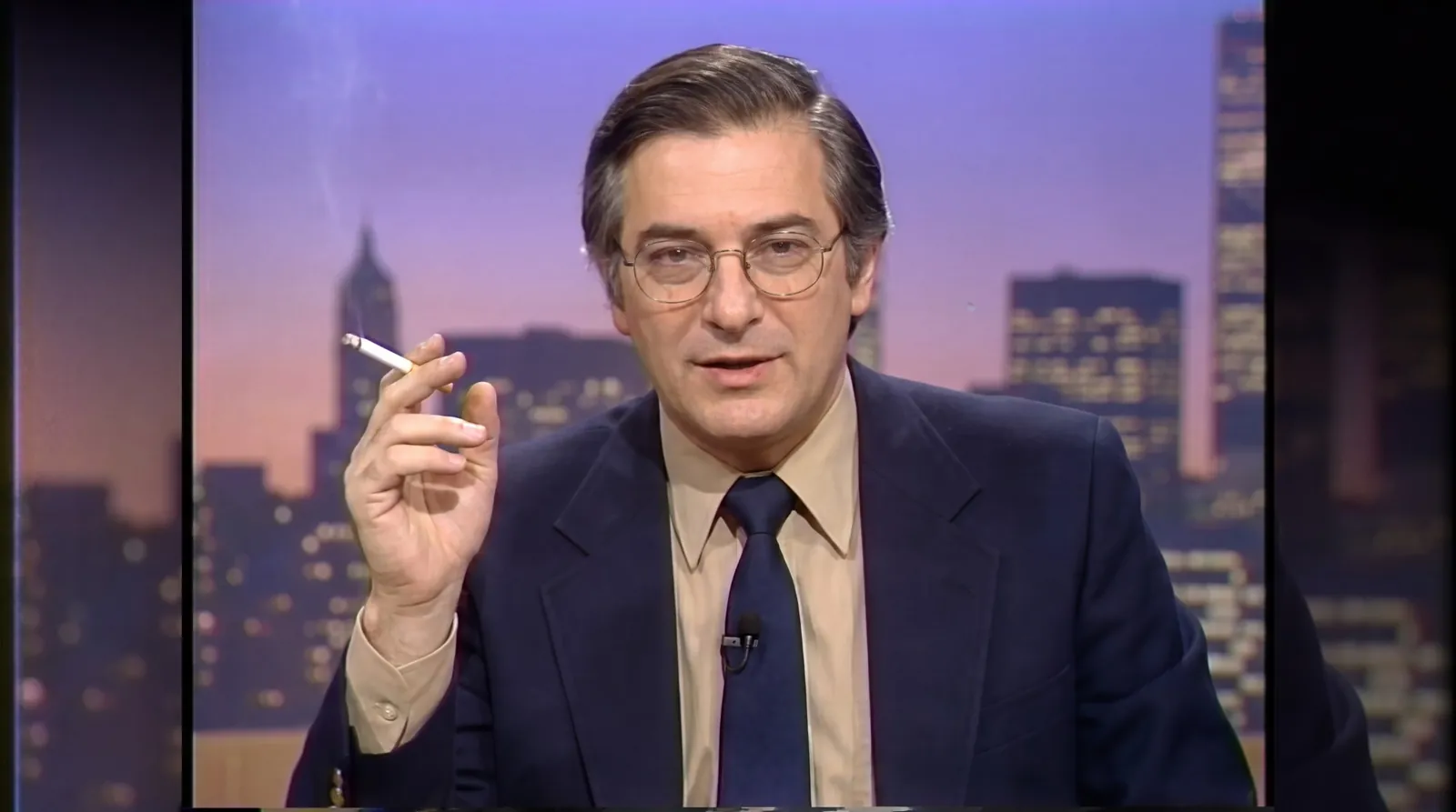 Imagen hecha con Nano Banana Pro: presentador de televisión de los años 80 con gafas doradas hablando a cámara ante una ciudad al atardecer
