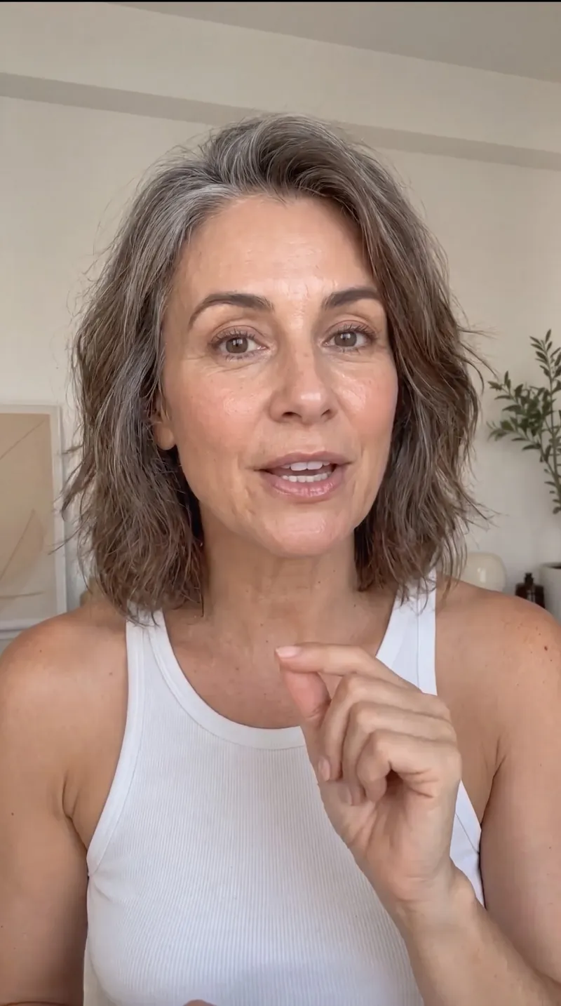 Imagen hecha con Nano Banana Pro: selfie estilo UGC de una mujer de unos 50 años con canas hablando a cámara en su casa